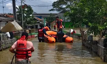 Hujan Sehari, Bekasi Dikepung Banjir 2 Hujan Sehari, Bekasi Dikepung Banjir