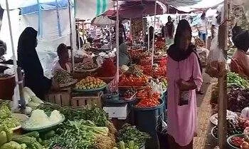 Pedagang Akui Penghasilan Berbeda Antara Dalam dan Luar Gedung Pasar Mardika 2 Pedagang Akui Penghasilan Berbeda Antara Dalam dan Luar Gedung Pasar Mardika