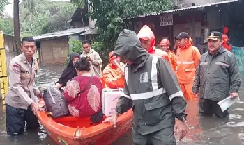 Banjir Cakung Barat, Petugas Evakuasi Warga 2 Banjir Cakung Barat, Petugas Evakuasi Warga