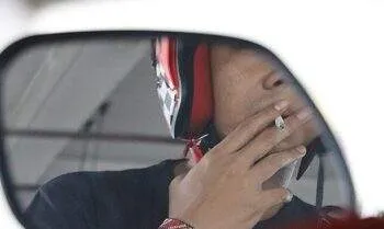 Studi Sebut Risiko Mematikan Naik Motor Sambil Ngerokok 7 Studi Sebut Risiko Mematikan Naik Motor Sambil Ngerokok