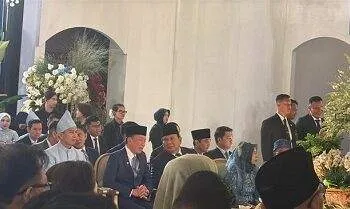 Momen Hangat Prabowo-Jokowi Berbincang Usai Jadi Saksi Nikah Sekpri Prabowo 3 Momen Hangat Prabowo-Jokowi Berbincang Usai Jadi Saksi Nikah Sekpri Prabowo