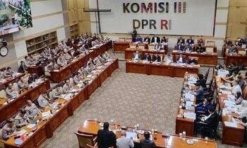 PDIP Dukung Polri Tetap Langsung di Bawah Presiden 12 PDIP Dukung Polri Tetap Langsung di Bawah Presiden