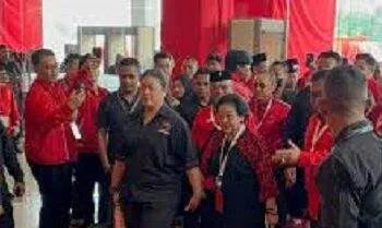 Digandeng Anak Puan, Megawati Hadiri Penutupan Rakernas PDIP di Ancol 5 Digandeng Anak Puan, Megawati Hadiri Penutupan Rakernas PDIP di Ancol