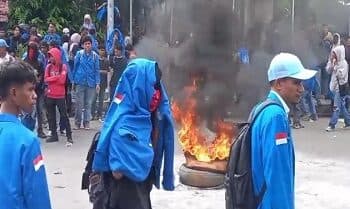 Isu Ketimpangan Daerah Menguat, Aliansi Mahasiswa Maluku Gaungkan “Reformasi Jilid II" 6 Isu Ketimpangan Daerah Menguat, Aliansi Mahasiswa Maluku Gaungkan “Reformasi Jilid II"