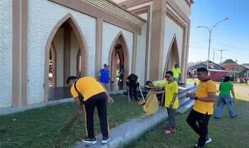 Sambut Laga Kontra Haiti, Fans Brasil di Namlea Gelar Aksi Bersih-bersih Masjid Jami 2 Sambut Laga Kontra Haiti, Fans Brasil di Namlea Gelar Aksi Bersih-bersih Masjid Jami