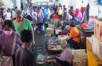 Harga Ikan Segar Di Pasar Arumbai Dan Mardika Ambon Turun