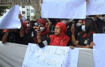 Unjuk Rasa Warga 4 Negeri Gandong Desak Pemerintah Pulangkan Warga Kariuw