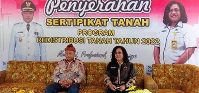 Pemda Buru Serahkan 300 Sertifikat Tanah Bagi Warga Kecamatan Air Buaya