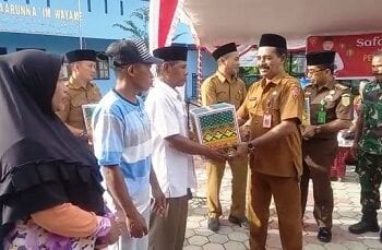 Safari Perdana Ramadhan 144 Hijriah, Pemkot Ambon Bagikan 100 Paket Sembako Bagi Warga Wayame 