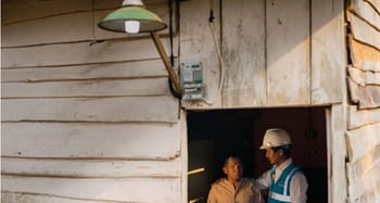 Petugas di rumah Warga Penerima Pasang Bbaru Listrik Gratis
