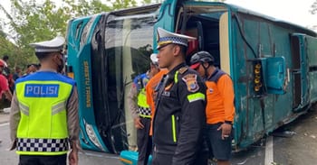 bus pariwisata yang terguling di ruas Jalan Imogiri-Mangunan, tikungan Wanagama Bawah Bukit Bego