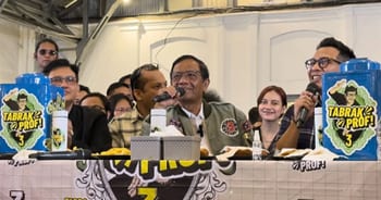 Cawapres nomor urut 3 Mahfud Md (tengah) dalam acara “Tabrak, Prof!”