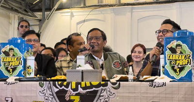 Cawapres nomor urut 3 Mahfud Md (tengah) dalam acara “Tabrak, Prof!”