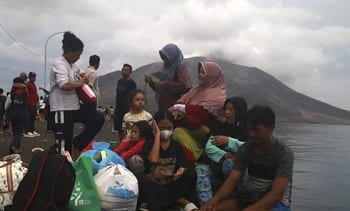 Warga yang terdampak erupsi Gunung Ruang