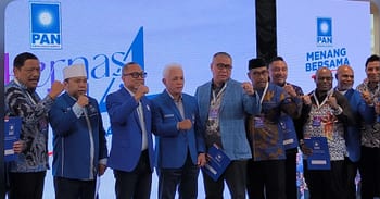Partai Amanat Nasional (PAN) menyerahkan surat keputusan (SK) rekomendasi dukungan untuk delapan pasangan calon gubernur dan calon wakil gubernur (cagub-cawagub) di Pilkada 2024 di Kantor DPP PAN, Jakarta Selatan, Sabtu, 29 Juni 2024