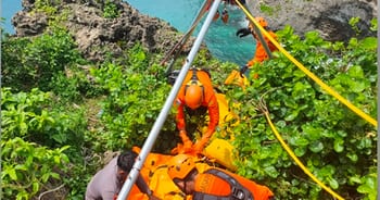 Basarnas Bali evakuasi jenazah diduga WNA di bawah tebing Pura Luhur Uluwatu kawasan DTW Uluwatu, Denpasar, Kamis (9/1/2025).