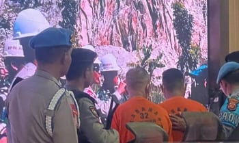 Dua tersangka berinisial AK dan AR (memakai baju tahanan) saat dihadirkan dalam konferensi pers terkait peristiwa longsor di area tambang Gunung Kuda Cirebon, Jawa Barat, Minggu