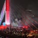 Ribuan Bobotoh memadati flyover Pasupati saat merayakan Persib Bandung juara Liga1 di Kota Bandung, Jawa Barat, Sabtu (24/5/2025)