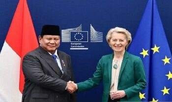 Presiden Indonesia Prabowo Subianto (kiri) dan Presiden Komisi Eropa Ursula von der Leyen berjabat tangan di Brussels, Belgia, Minggu (13/7/2025)