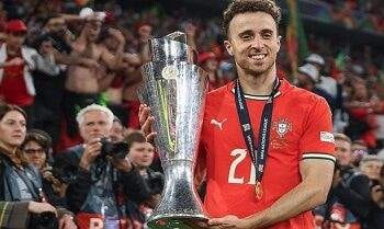 Pesepak bola Liverpool Diogo Jota (kanan)