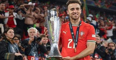 Pesepak bola Liverpool Diogo Jota (kanan)