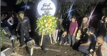 Sejumlah warga dan anggota Polri menghadiri pemakaman Bripka Cecep Saepul Bahri yang gugur saat bertugas pengamanan Pesta Rakyat