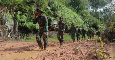 Prajurit TNI Terobos Longsor Antar Bantuan