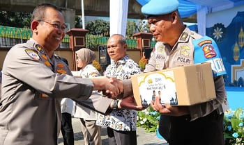 Kapolri Bagikan Sembako untuk Personel