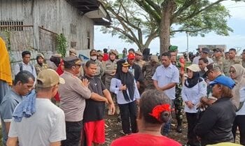 Warga Pasar Lama Bula Bersitegang dengan Tim Penertiban, Minta Kebijakan Pemda