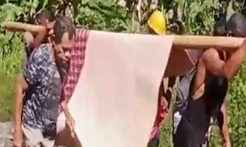 Warga Desa Lohia Sapalewa Tandu Pasien Sakit Sejauh 4 Kilometer