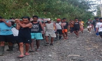 Akses Jalan Terisolasi, Warga SBB Pikul Peti Jenazah Lansia Sejauh 4 Kilometer