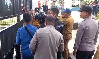 Mahasiswa Buru Segel Pintu DPRD Maluku, Desak Gubernur Cabut Izin 10 Koperasi Gunung Botak